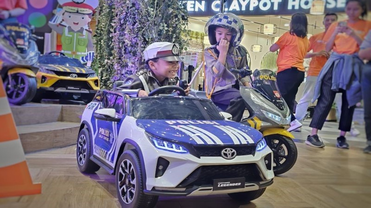 Toys Kingdom merilis mainan mobil dan motor polisi Indonesia menyambut Hari Lalu Lintas Bhayangkara 2023 di Mal Living World Alam Sutera, Tangerang, Banten, Rabu (20/9/2023). (ANTARA/Livia Kristianti)