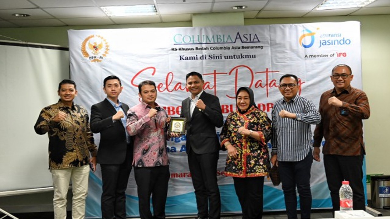 Wakil Ketua BURT DPR RI Dede Indra Permana saat bertukar cenderamata usai memimpin pertemuan dengan jajaran Rumah Sakit Columbia Asia, Semarang, Selasa (5/9/2023). Foto: Mentari/nr