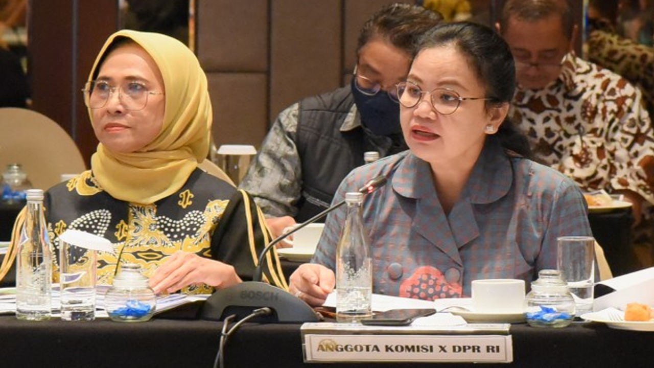 Wakil Ketua Komisi X DPR RI Agustina Wilujeng Pramestuti saat rapat konsinyasi dengan Kementerian Pariwisata dan Ekonomi Kreatif (Kemenparekraf) di Ayana Hotel, Jakarta, Senin (18/9/2023). Foto: Chasbi/nr