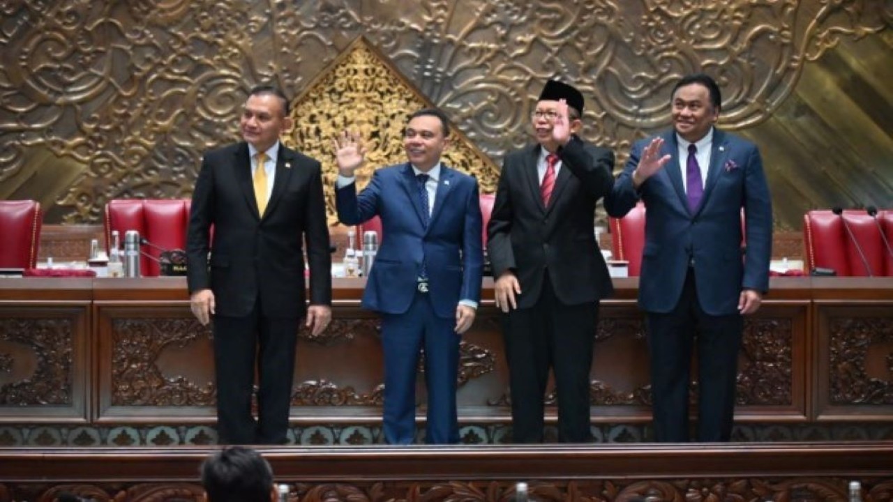 Arsul Sani saat foto bersama dengan Pimpinan DPR RI usai terpilih sebagai Hakim Konstitusi di Ruang Rapat Paripurna, Senayan, Jakarta, Selasa (3/10/2023). (Farhan/nr)