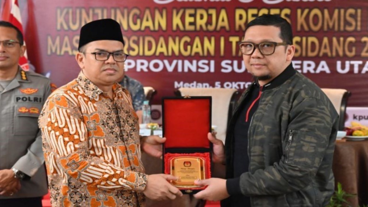 Ketua Komisi II DPR RI Ahmad Doli Kurnia Tanjung saat bertukar cenderamata usai pertemuan Tim Kunker Reses Komisi II DPR RI di Medan, Sumatera Utara, Kamis (5/10/2023). (Nadya/nr)