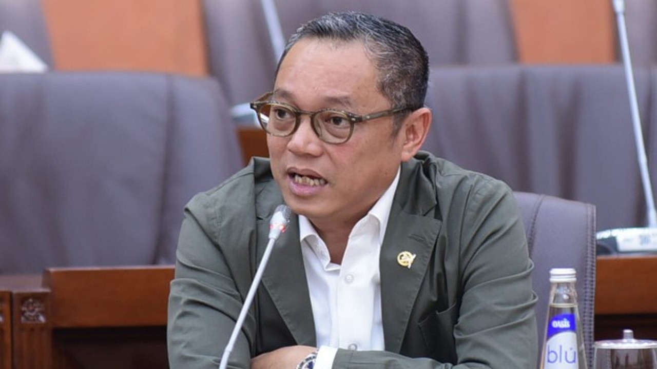 Anggota Komisi VI DPR RI Deddy Yevri Hanteru Sitorus dalam Raker dengan Menteri Investasi/Kepala BKPM Bahlil Lahadalia membahas perkembangan persoalan investasi Pulau Rempang, di Gedung Nusantara I, Senayan, Jakarta, Senin (2/10/2023). Foto : Oji/Man