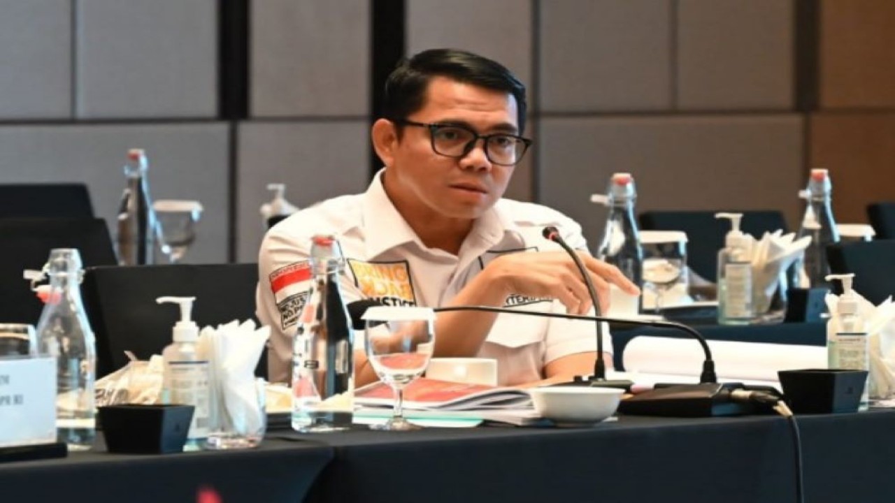 Anggota Komisi III DPR RI Arteria Dahlan saat mengikuti pertemuan Kunjungan Kerja Reses di Pulau Batam, Kepulauan Riau, Senin (16/10/2023).. (Balggys/nr)