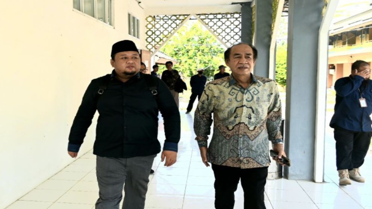 Ketua Komisi VIII DPR Ashabul Kahfi saat meninjau asrama haji embarkasi di Balikpapan, Kalimantan Timur (Kaltim). (Husen/nr)