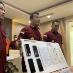 Direktur Jendral Imigrasi Kemenkumham Silmy Karim (tengah). (ANTARA/ Mario Sofia Nasution)-1696403553