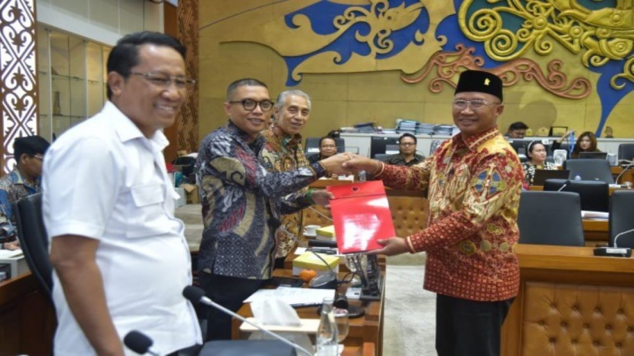 Rapat Pleno Baleg menyetujui Rancangan Undang-Undang (RUU) tentang Perubahan Kedua atas UU Nomor 16 Tahun 2004 tentang Kejaksaaan menjadi RUU Usul Inisiatif DPR RI dipimpin Wakil Ketua Baleg DPR RI Achmad Baidowi di Gedung DPR RI, Senayan, Jakarta, Senin (2/10/2023) malam. (Mu/Man)