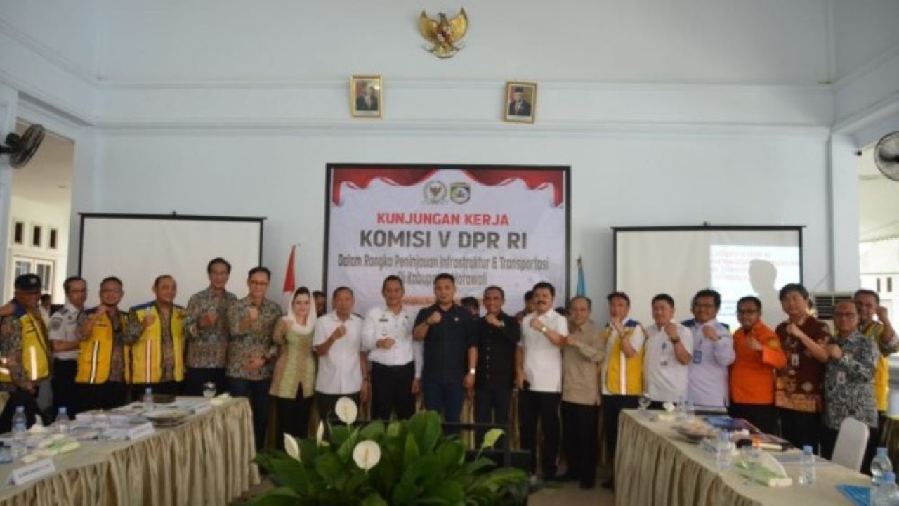 Anggota Komisi V DPR RI Anwar Hafid dalam foto bersama usai pertemuan Kunjungan Kerja Reses Komisi V di Morowali, Sulawesi Tengah, Rabu (4/10/2023). (Shane/nr)