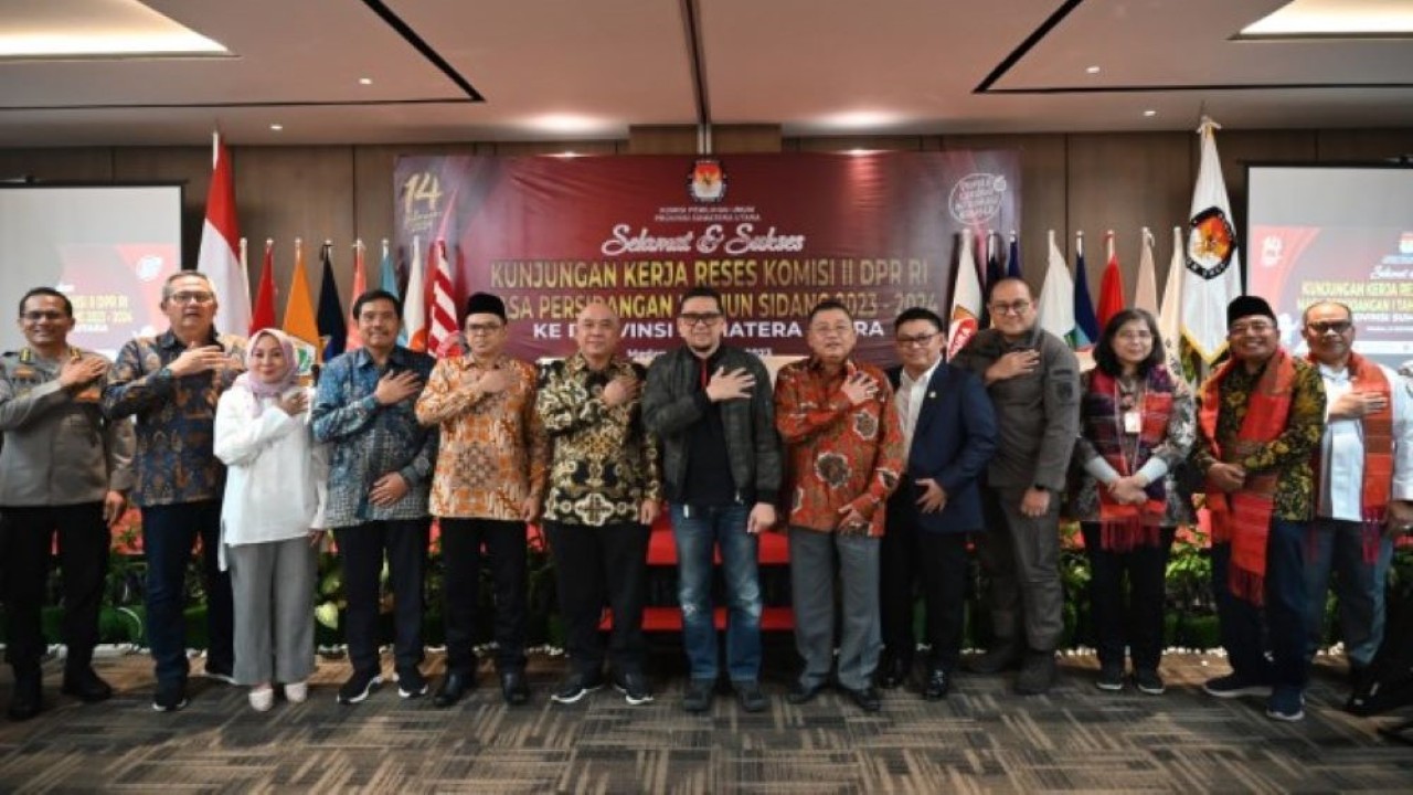 Ketua Komisi II DPR RI Ahmad Doli Kurnia Tanjung dalam foto bersama usai pertemuan Tim Kunker Reses Komisi II DPR RI di Medan, Sumatera Utara, Kamis (5/10/2023). (Nadya/nr)