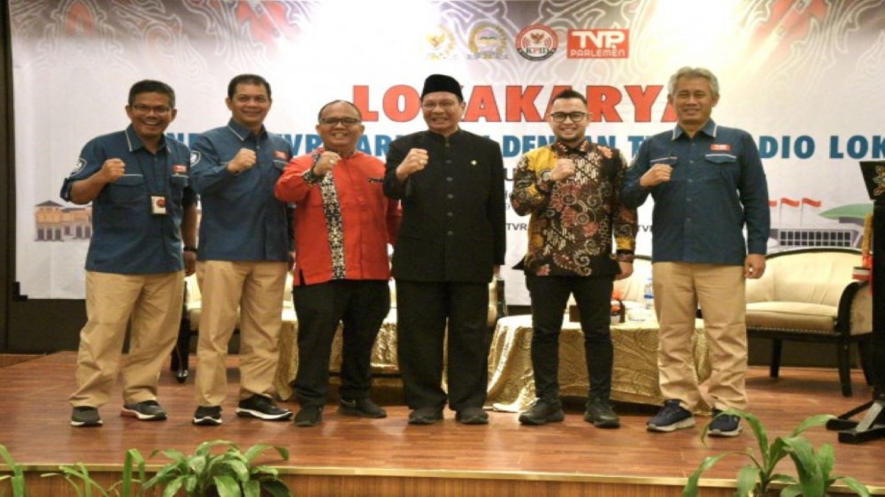 Anggota Komisi VIII DPR RI M. Husni dalam foto bersama usai menjadi narasumber pada acara Lokakarya TVR Parlemen, di provinsi Sumut, Kamis (19/10/2023). (Tiara/nr)