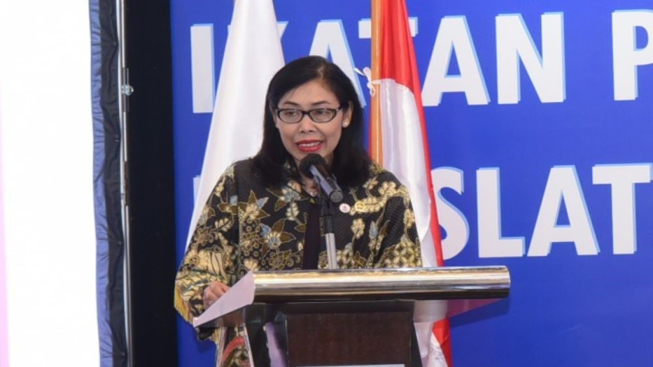 Deputi Bidang Persidangan Setjen DPR RI Suprihartini saat memberikan sambutan sekaligus membuka Kongres I IKAPLI, di Jakarta, Senin (30/10/2023). (Oji/nr)