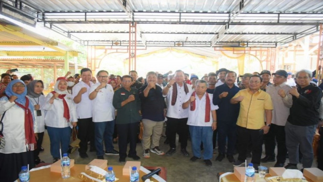 Anggota Komisi IV DPR RI Dwita Ria Gunadi dalam foto bersama di sela-sela mengikuti Kunker Reses Komisi IV DPR RI di Kab. Sorong, Provinsi Papua Barat Daya, Jumat (6/10/2023). (Chasbi/nr)