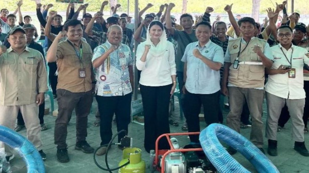 Anggota Komisi VII DPR RI Dyah Roro Esti dalam foto bersama usai Sosialisasi Teknis dan Pendistribusi Paket Konverter Kit (Konkit) Bahan bakar minyak (BBM) ke liquefied petroleum gas (LPG) untuk nelayan di Desa Pomahanjanggan, Kecamatan Turi Lamongan, Jawa Timur. (Ist/nr)