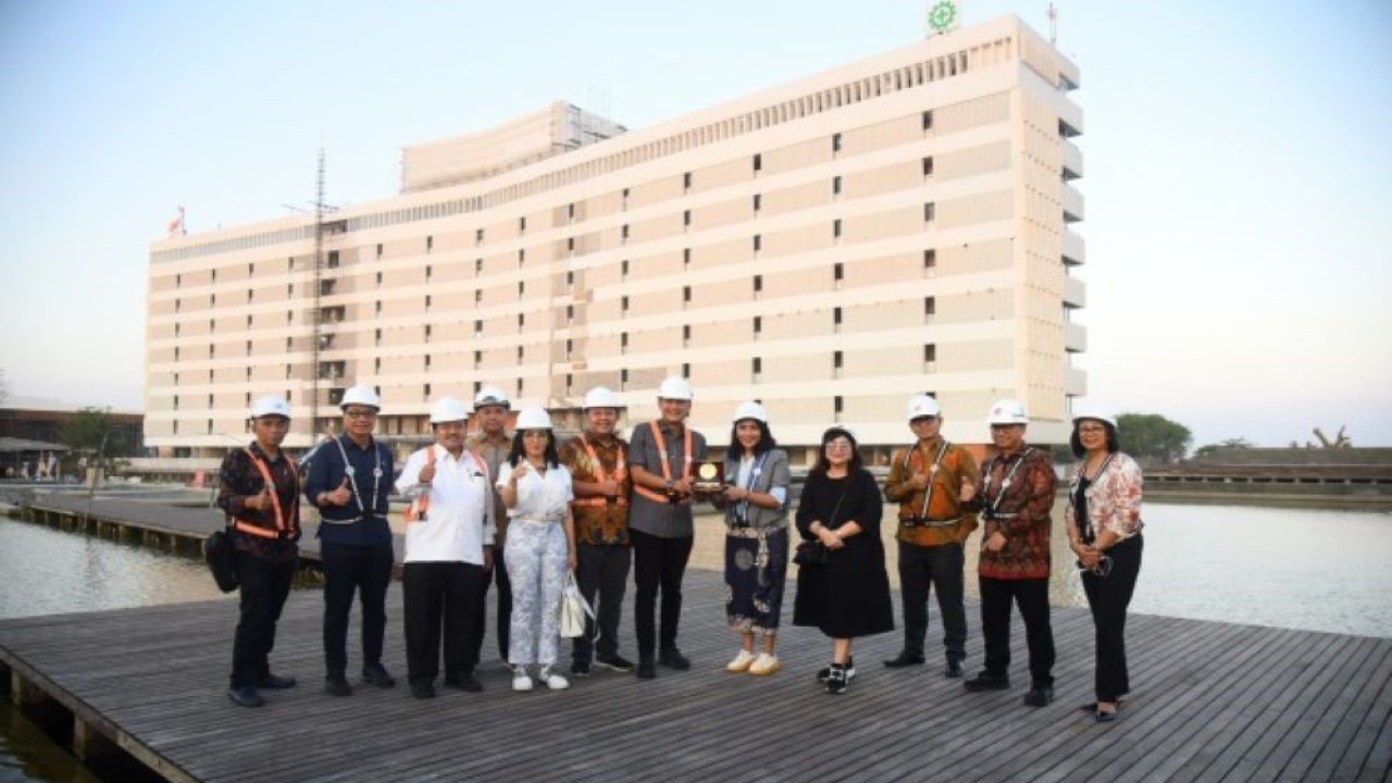 Anggota Komisi VI DPR RI, Evita Nursanty dalam foto bersama usai mengikuti Kunjungan Kerja Komisi VI dalam rangka pengawasan terkait pengembangan Pariwisata Bali dan Kawasan Ekonomi Khusus (KEK) Kesehatan di Sanur, Rabu (4/10/2023). (Runi/nr)