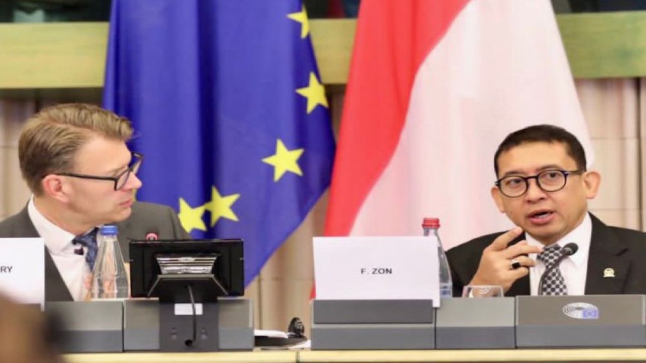 Ketua BKSAP DPR RI Fadli Zon (kanan) saat memimpin pertemuan Antar-Parlemen Indonesia dan EU ke-12 bersama Daniel Caspary, Ketua Delegasi Parlemen Uni Eropa untuk Asia Tenggara dan ASEAN (DASE) di Gedung Parlemen Eropa, Strasbourg, Perancis. (Ist/nr)