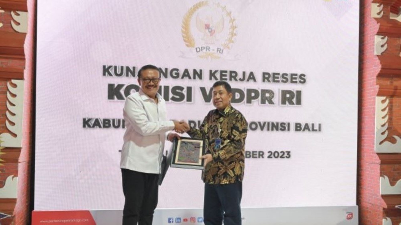 Anggota Komisi VI DPR RI Gde Sumarjaya Linggih saat bertukar cenderamata usai melakukan pertemuan kunker reses ke Kabupaten Badung, Provinsi Bali. (Hanum/nr)