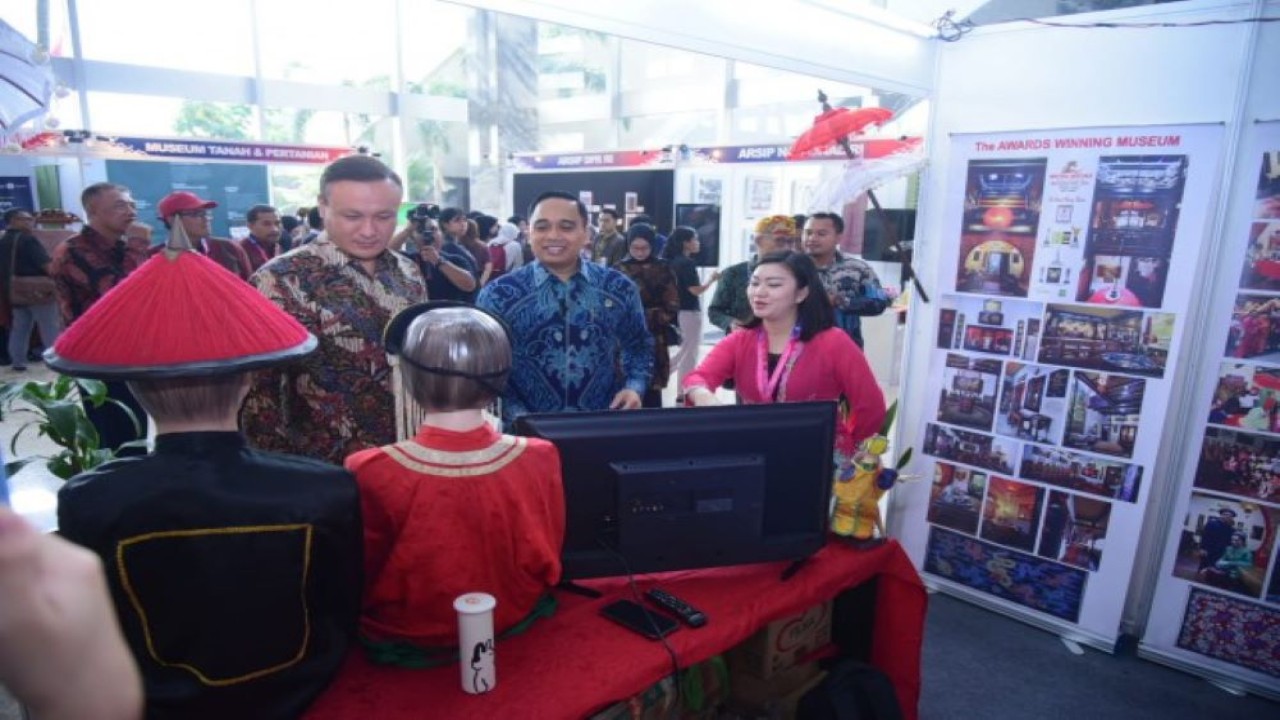 Anggota DPR RI, Putu Supadma Rudana sebagai Ketua Umum Asosiasi Museum Indonesia saat meninjau pameran di Gedung Nusantara pada Kamis (12/10/2023). (Oji/nr)
