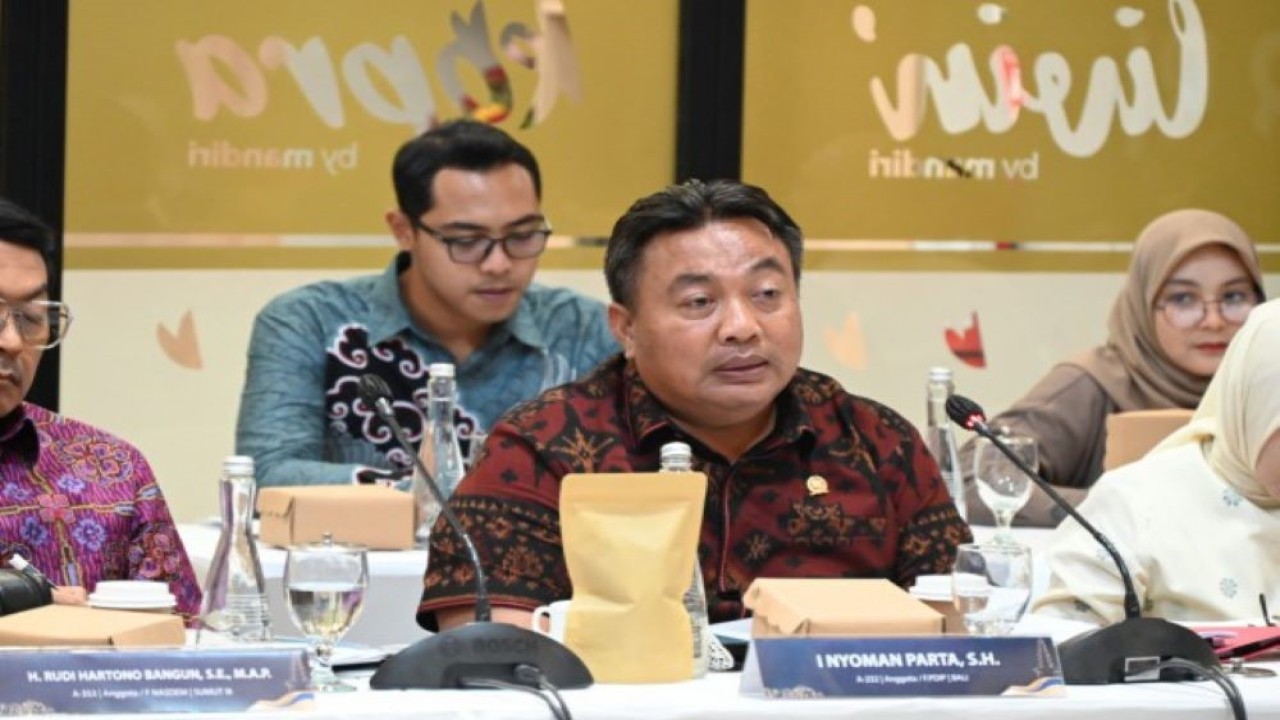 Anggota Komisi VI DPR RI I Nyoman Parta saat mengikuti pertemuan Kunjungan Kerja Reses Komisi VI di Kabupaten Gianyar, Provinsi Bali, Rabu (4/10/2023). (Galuh/nr)