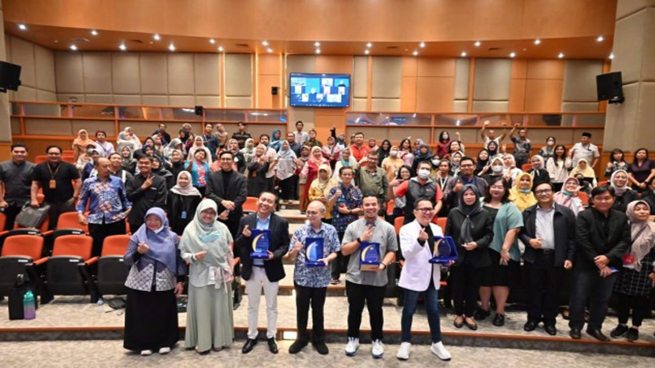 Kepala Bagian (Yankes) DPR RI, Dian Mardiyani foto bersama usai acara Seminar bertajuk “Cultivative, Good Health as a Habit (Mengolah Kesehatan yang baik sebagai sebuah kebiasaan)” di Gedung Nusantara, Senayan, Jakarta, Rabu (11/10/2023). Foto : Farhan/Man