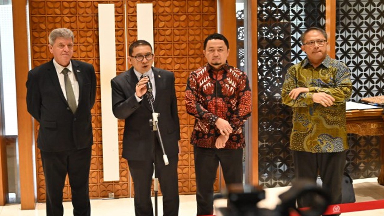 Ketua Badan Kerja Sama Antar-Parlemen (BKSAP) DPR RI Fadli Zon dengan Dubes Palestina untuk Indonesia (HE) Zuhair Al Shun saat konferensi pers, usai pertemuan di Gedung Nusantara III, DPR RI, Senayan, Jakarta, Selasa (10/10/2023). Foto : Han/Man