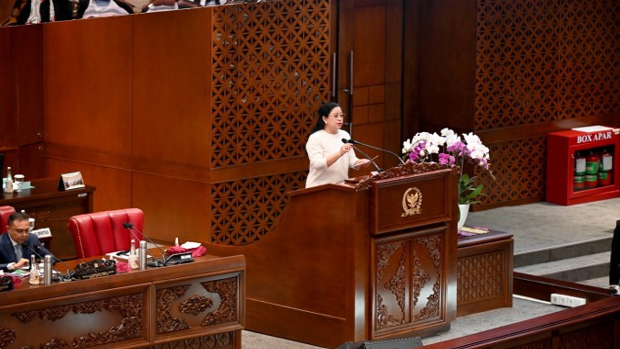 Ketua DPR RI Puan Maharani saat membacakan pidato pada Rapat Paripurna Pembukaan Masa Persidangan II Tahun Sidang 2023-2024 di Gedung Nusantara II, Senayan, Jakarta, Senin (31/10/2023). Foto: Mentari/nr