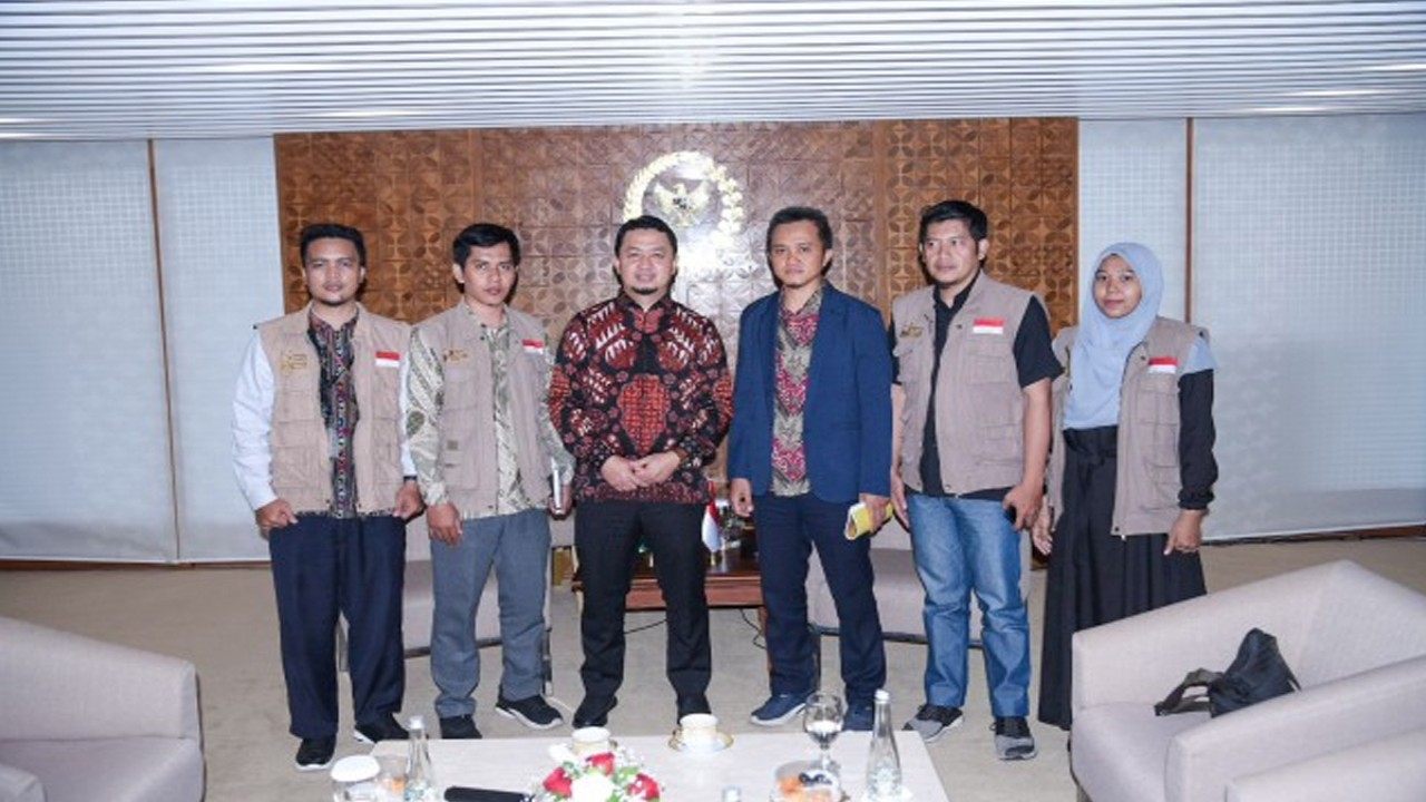 Ketua GKSB DPR RI-Palestina Syahrul Aidi Maazat dalam foto bersama usai menerima kunjungan dari Aqsa Working Group di Senayan, Jakarta. Foto: Geraldi/nr