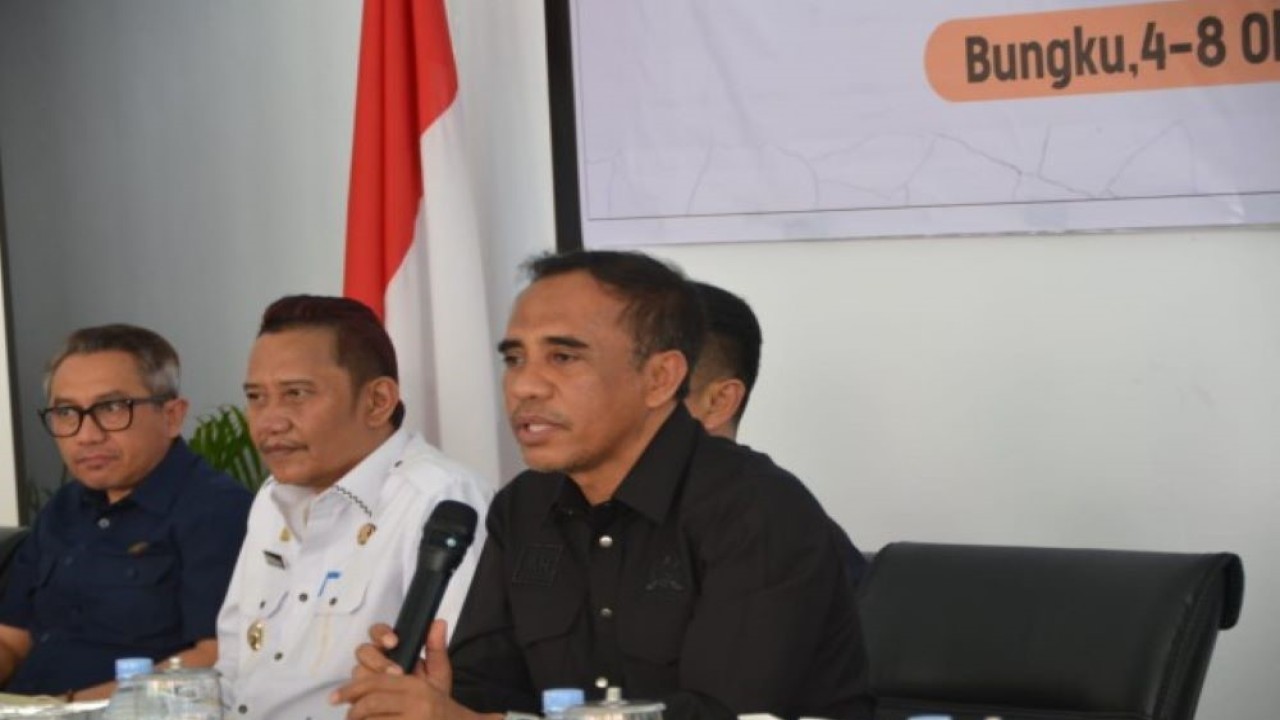 Anggota Komisi V DPR RI Anwar Hafid saat mengikuti pertemuan Tim Kunjungan Kerja Reses Komisi V ke Morowali, Sulawesi Tengah, Rabu (4/10/2023). (Shane/nr)