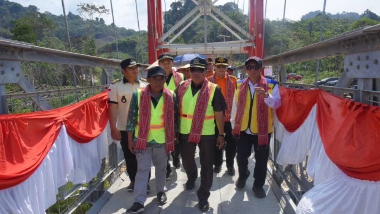 Ketua Komisi V DPR RI Lasarus bersama tim saat meninjau pengaspalan jalan paralel perbatasan Kalbar dan Kaltim dalam kunjungan kerja Reses Komisi V DPR ke Provinsi Kalimantan Barat. (Eki/nr)