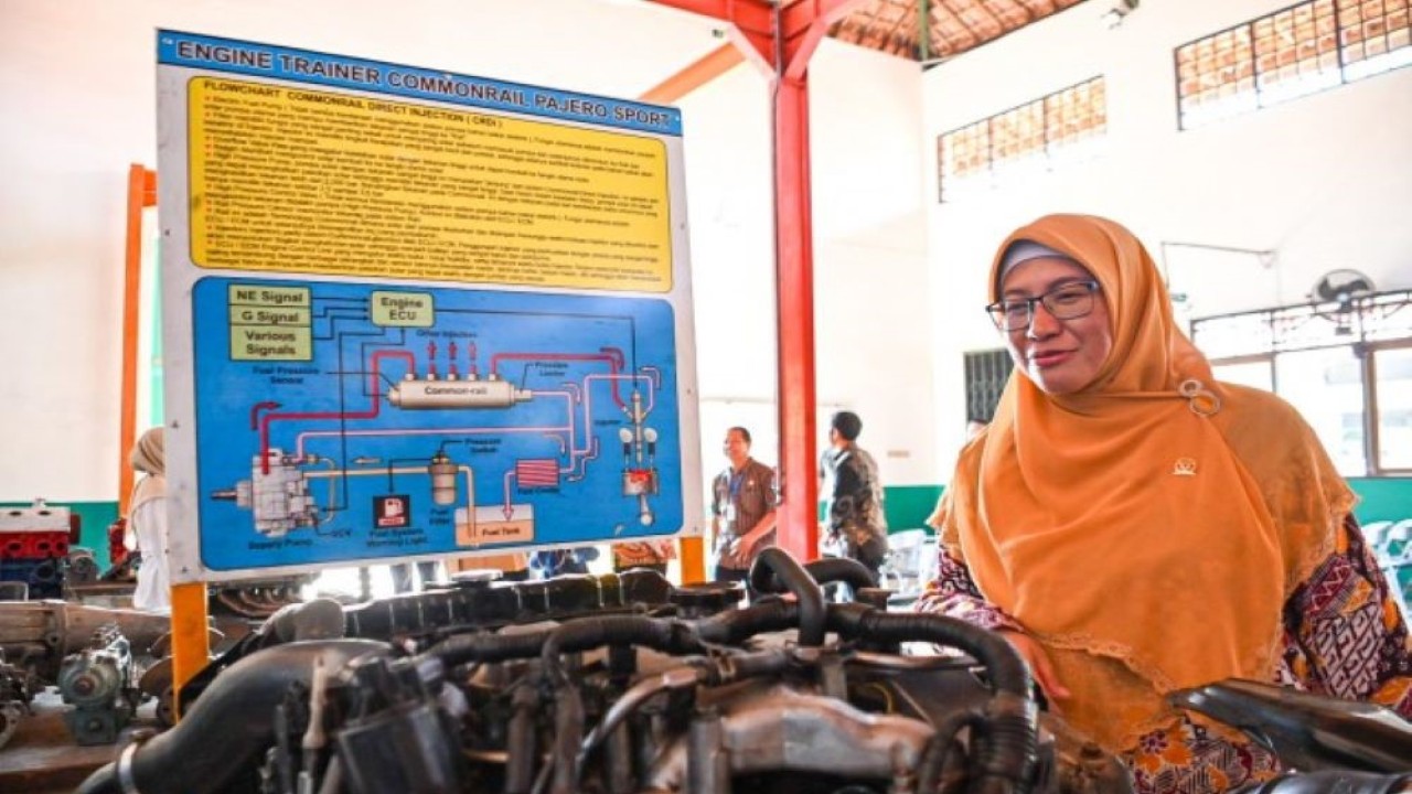 Anggota Komisi X DPR RI Ledia Hanifa Amaliah saat mengikuti Kunjungan Kerja Reses ke Komisi X ke SMK 2 Kota Surakarta, Jawa Tengah, Kamis (5/10/2023). (Ridwan/nr)