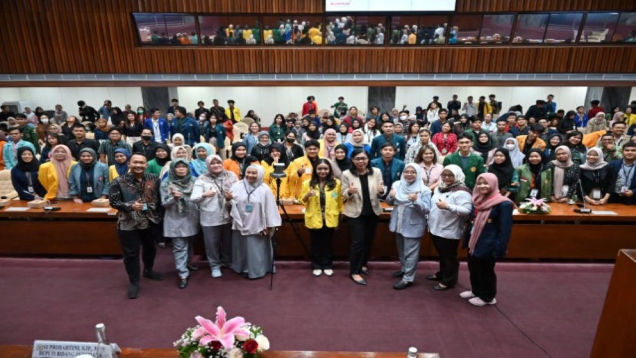 Deputi Persidangan Setjen DPR RI, Suprihartini saat foto bersama dengan sejumlah peserta mahasiswa magang di Gedung Nusantara, Senayan, Jakarta, Kamis (5/10/2023). (Farhan/nr)