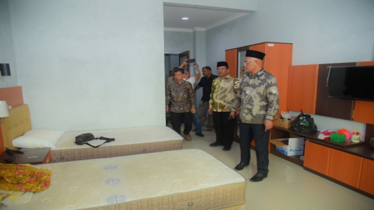 Wakil Ketua Komisi VIII DPR RI Marwan Dasopang saat meninjau Asrama Haji Embarkasi Padang Pariaman, Provinsi Sumatera Barat, Rabu (4/10/2023). (Andri/nr)