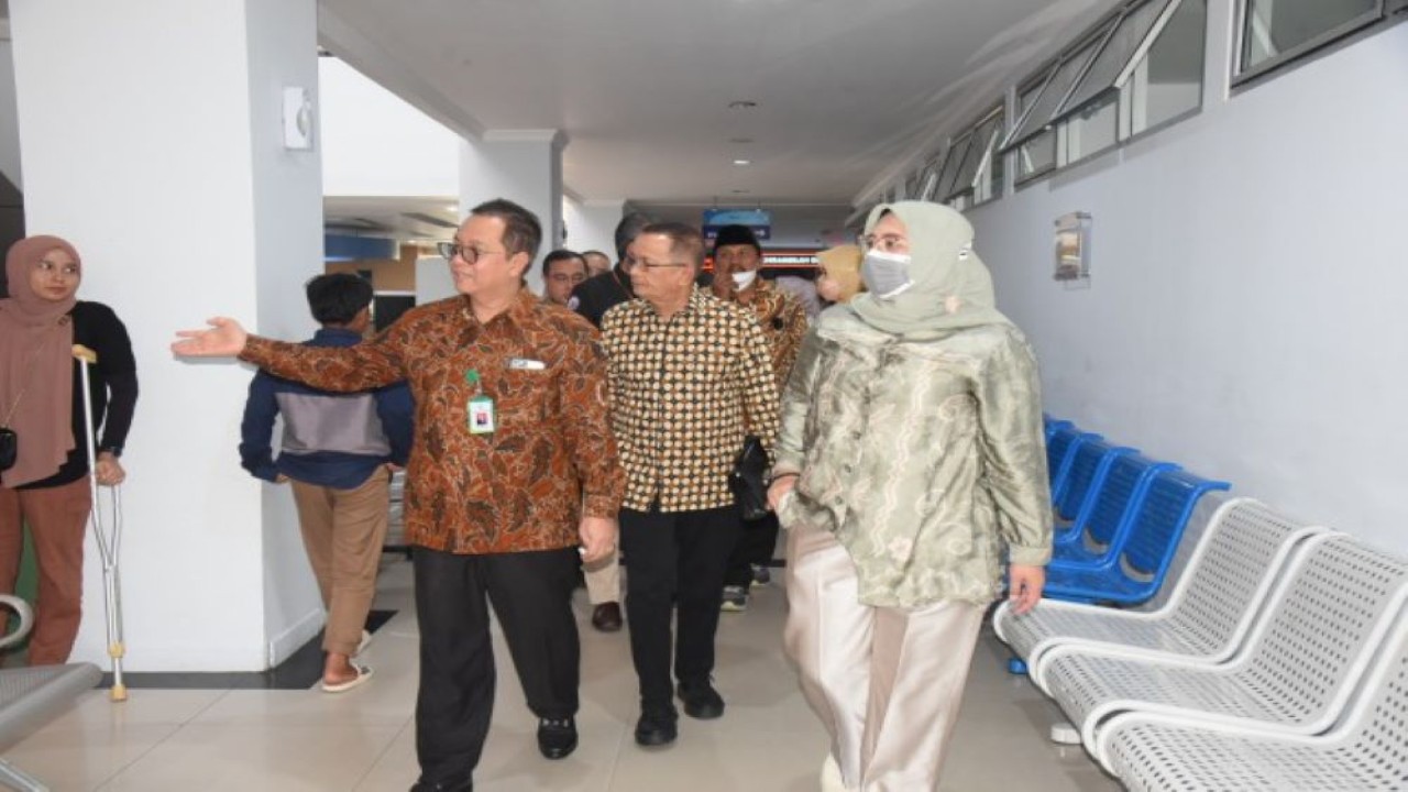 Wakil Ketua Komisi IX DPR RI Nihayatul Wafiroh saat melakukan tinjauan ke Rumah Sakit Umum Pusat (RSUP) Dr M. Djamil Padang di Padang, Sumatera Barat (Sumbar), Rabu (4/10/2023). (Dep/nr)