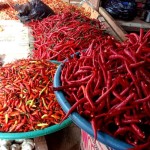 Penjualan cabai merah di Pasar Mardika Ambon (Antara/John Soplanit)-1698658682