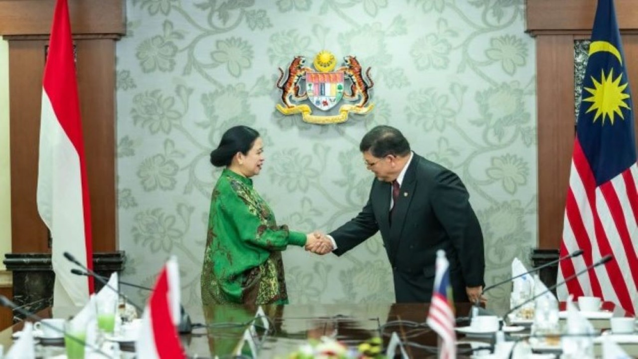 Ketua DPR RI Dr. (H.C) Puan Maharani saat pertemuan bilateral dengan Ketua Parlemen Malaysia, Tan Sri Dato Johari Bin Abdul di Gedung Parlemen, Kuala Lumpur, Malaysia, Senin (2/10/2023). (Ist/nr)