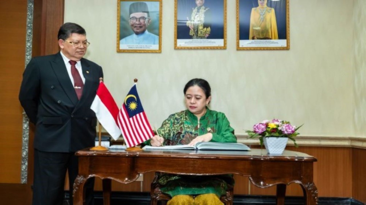 Ketua DPR RI Dr. (H.C.) Puan Maharani saat pertemuan bilateral dengan Ketua Parlemen Malaysia, Tan Sri Dato' Johari Bin Abdul, di Gedung Parlemen, Kuala Lumpur, Malaysia, Senin (2/10/2023). (Ist/nr)