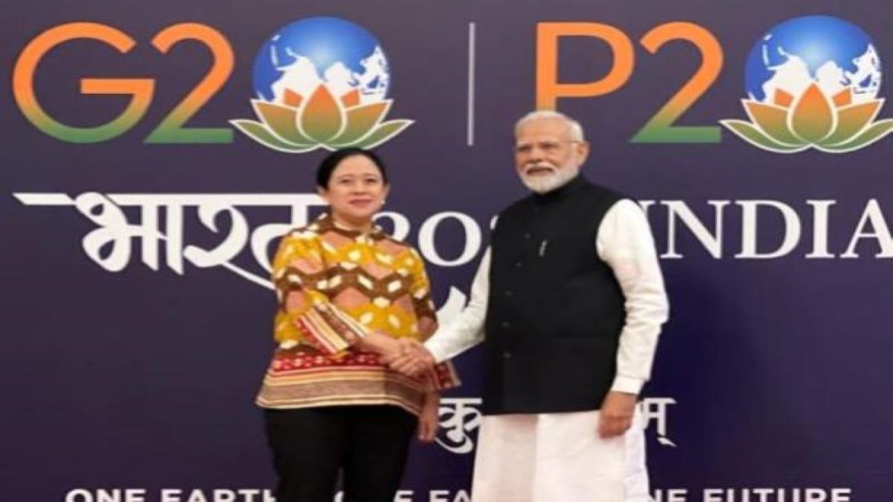 Ketua DPR RI Dr. (H.C) Puan Maharani berbincang hangat dengan Perdana Menteri (PM) India, Narendra Modi di sela-sela sidang parlemen negara G20 di India. (Dok. Humas DPR)
