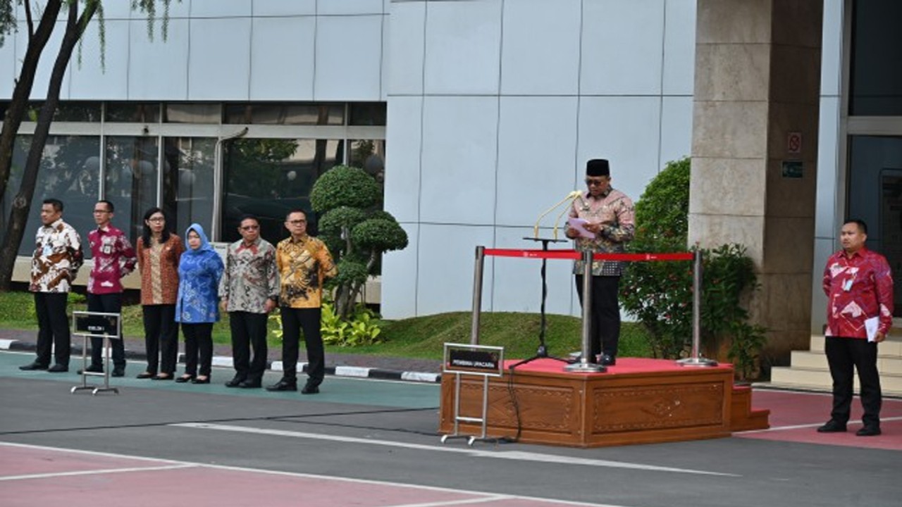 Sekretariat Jenderal DPR RI bersama Sekretariat Jenderal MPR RI dan DPD RI menyelenggarakan upacara bendera dalam rangka Memperingati Hari Kesaktian Pancasila yang jatuh pada setiap 1 Oktober. Sekretaris Jenderal DPD RI sekaligus Inspektur Upacara, Rahman Hadi, di halaman Gedung Sekretariat Jenderal DPR RI, Senin (02/10/2023). Foto : Farhan/Man