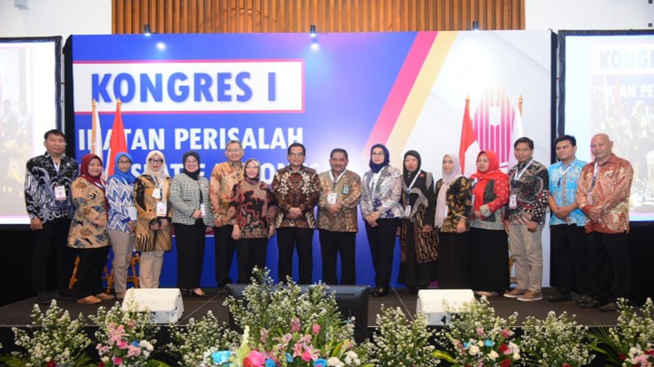 Sekretaris Jenderal (Sekjen) DPR RI Indra Iskandar dalam foto bersama usai menghadiri Penutupan Kongres I Ikatan Perisalah Legislatif Indonesia (IKAPLI). Foto: Oji/nr