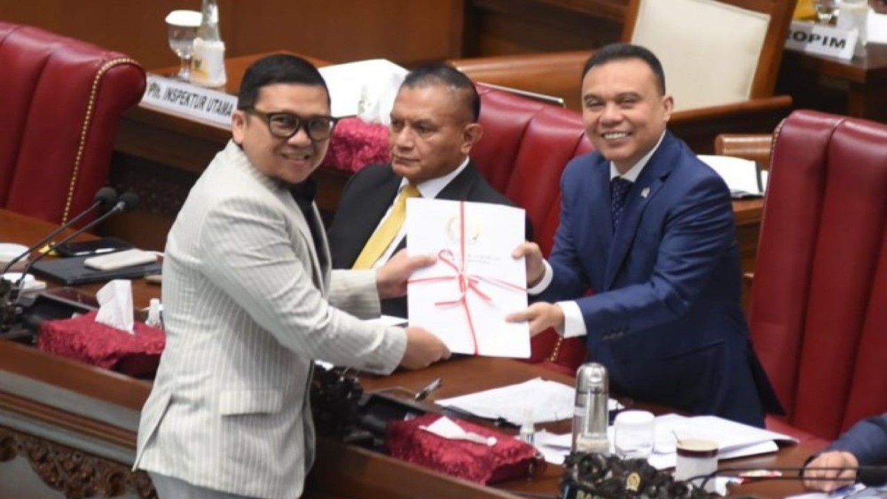 Ketua Komisi II Doli Kurnia Tanjung saat menyerahkan laporan kepada Wakil Ketua DPR RI Sufmi Dasco Ahmad usai DPR RI mengesahkan RUU tentang perubahan atas Undang-Undang Nomor 3 Tahun 2022 tentang Ibu Kota Negara (IKN) menjadi Undang-Undang (UU) di Rapat Paripurna, di Gedung Nusantara II, Senayan, Jakarta, Selasa (3/10/2023). (Dep/nr)