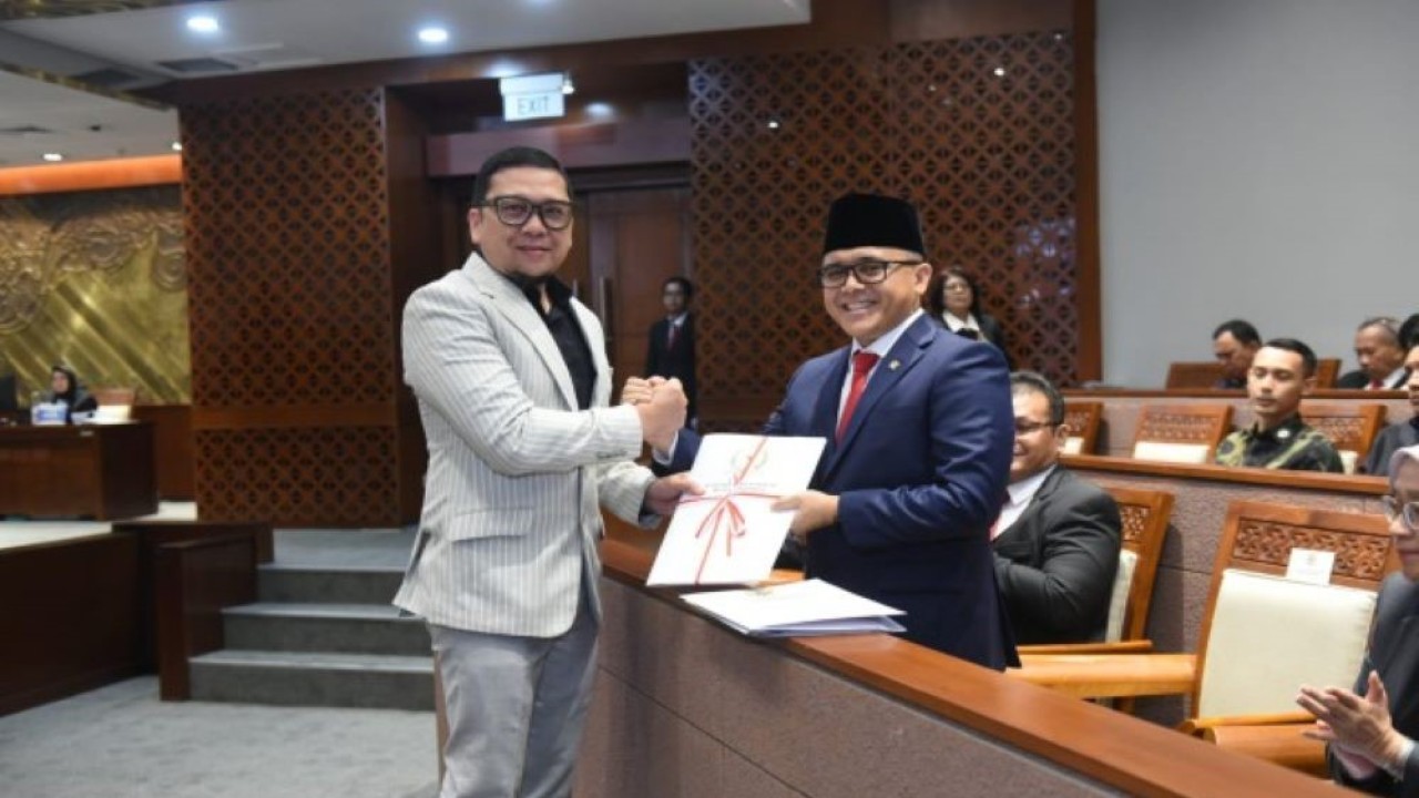 Ketua Komisi II DPR RI Doli Kurnia Tanjung saat menyerahkan laporan kepada Menteri Pendayagunaan Aparatur Negara dan Reformasi Birokrasi (PANRB) Abdullah Azwar Anas di Rapat Paripurna, di Gedung Nusantara II, Senayan, Jakarta, Selasa (3/10/2023). (aka/nr)