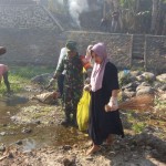 TNI bersama warga bersihkan sungai di Lombok Tengah-1698045087