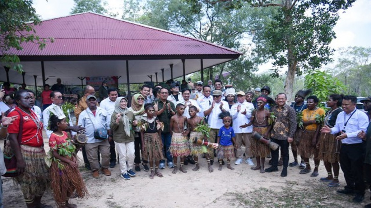 Wakil Ketua Komisi IV DPR RI Budhy Setiawan bersama tim saat foto bersama usai mengikuti Kunker Reses Komisi IV DPR RI ke Merauke, Provinsi Papua Selatan. Foto: Geraldi/nr