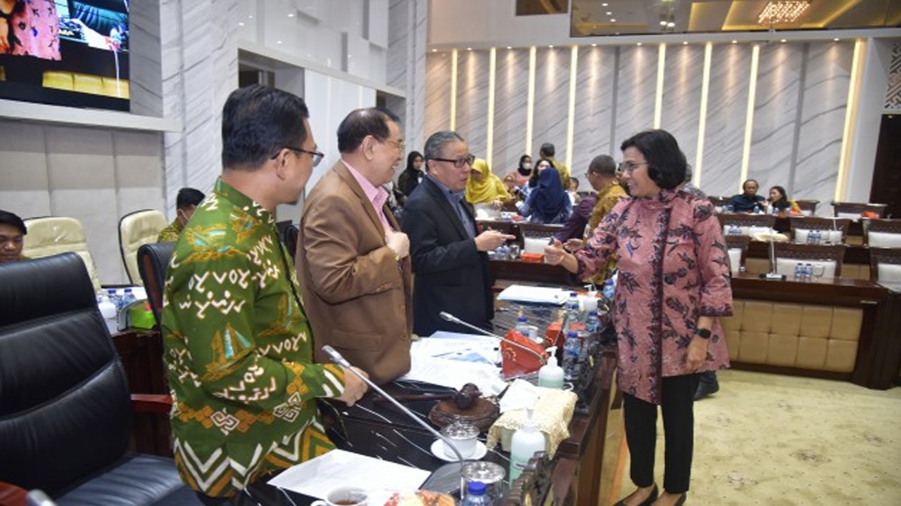 Wakil Ketua Komisi XI DPR RI, Dolfie O.F.P (kanan) berbincang dengan Menteri Keuangan Sri Mulyan usari rapat kerja di Gedung Nusantara I, Senayan, Jakarta pada Senin (2/10/2023). Foto : Mu/Man