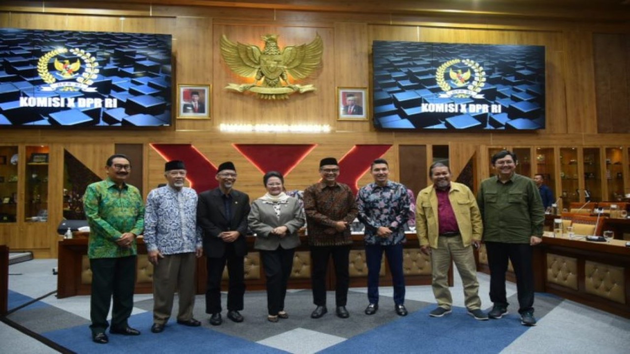 Wakil Ketua Komisi X DPR Abdul Fikri Faqih dalam foto bersama usai memimpin Rapat Kerja Komisi X DPR RI bersama dengan DPD RI di Gedung Nusantara I, Senayan, Jakarta, Rabu (22/11/2023). Foto: Oji/nr