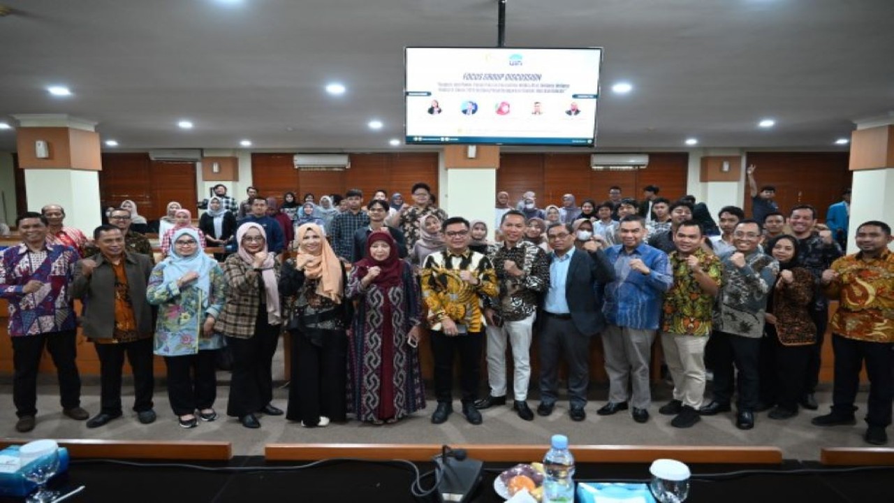 Wakil Ketua Komisi VIII DPR RI Ace Hasan Syadzily dalam foto bersama usai menghadiri FGD bersama Kapus PUU Bidang Ekkuinbang Kesra BK DPR RI, Pengurus Ikatan Persaudaraan  Haji Indonesia, Setjen Forum SATHU dan Para Akademisi Kampus UIN Syarif Hidayatullah Jakarta, Rabu (22/11/2023). Foto: Yoga/nr