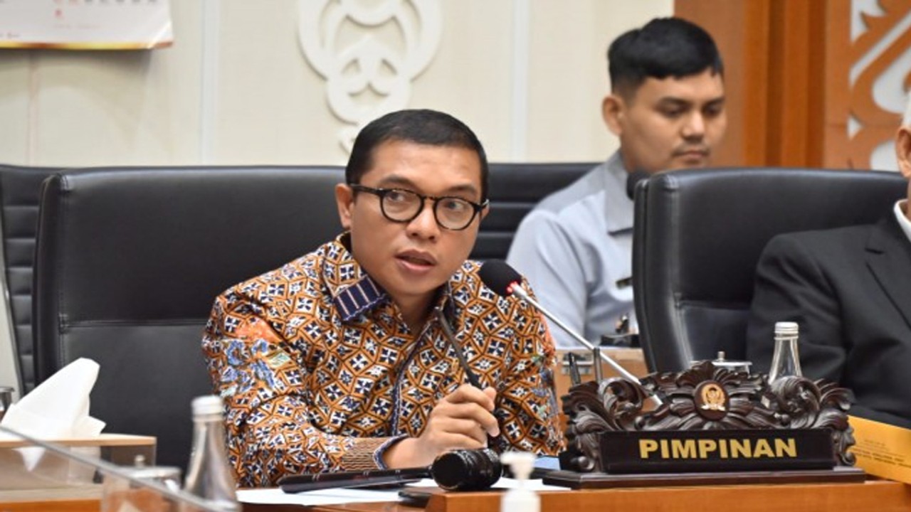 Ketua Panja Pengharmonisasian, Pembulatan dan Pemantapan Konsepsi atas RUU tentang Pengawasan Obat dan Makanan Achmad Baidowi menyampaikan laporan hasil kerja Panja dalam Rapat Pleno Badan Legislasi, Senin (13/11/2023). Foto : Farhan/Man