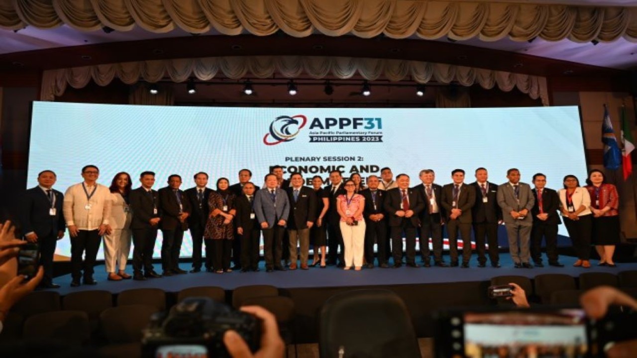 Ketua Delegasi DPR RI Achmad Hafisz Tohir dalam foto bersama di sela-sela mengikuti agenda Sidang Umum Parlemen Negara-negara Asia Pasifik atau Asia-Pacific Parliamentary Forum (APPF) ke-31 di Filipina, Sabtu, (25/11/2023). Foto: Shane/nr