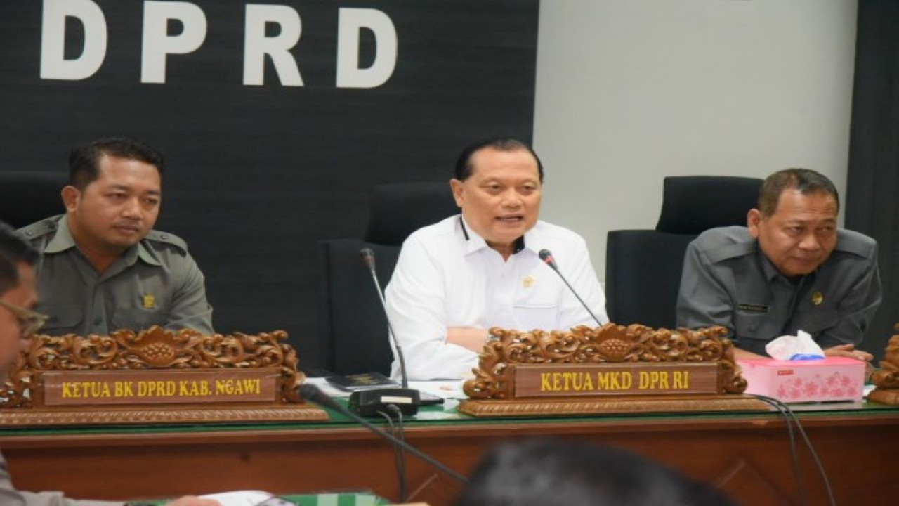 Ketua MKD DPR RI Adang Daradjatun saat memimpin pertemuan Kunjungan Kerja MKD di Kantor DPRD Kabupaten Ngawi. Foto: Chasbi/nr