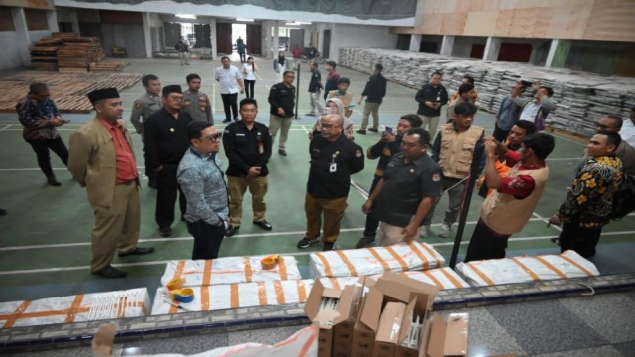 Ketua Komisi II DPR RI Ahmad Doli Kurnia saat meninjau persiapan pemilu dalam rangka kunjungan kerja ke Kabupaten Karo, Sumatera Utara, Kamis (23/11/2023). Foto: Wilga/nr