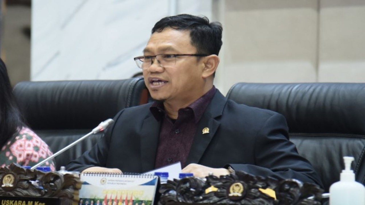 Wakil Ketua Komisi XI DPR RI, Amir Uskara saat memimpin uji kelayakan dan kepatutan (fit and proper test) terhadap 4 calon Kantor Akuntan Publik (KAP) di ruang rapat Komisi XI, Senayan, Jakarta, Rabu (29/11/2023). Foto: Geraldi/nr