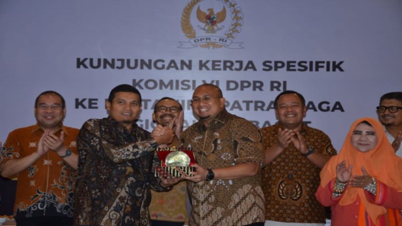 Anggota Komisi VI DPR RI Andre Rosiade saat bertukar cenderamata usai kunjungan kerja spesifik Komisi VI DPR bertemu Pertamina Patra Niaga di Padang, Rabu (22/11/2023). Foto: Puntho/nr